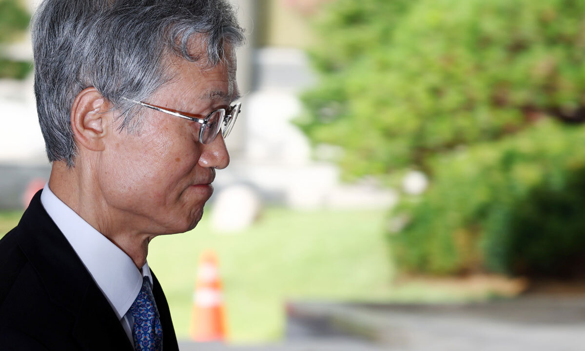조희대 대법원장이 22일 오전 서울 서초구 대법원 청사로 출근하고 있다. 뉴시스