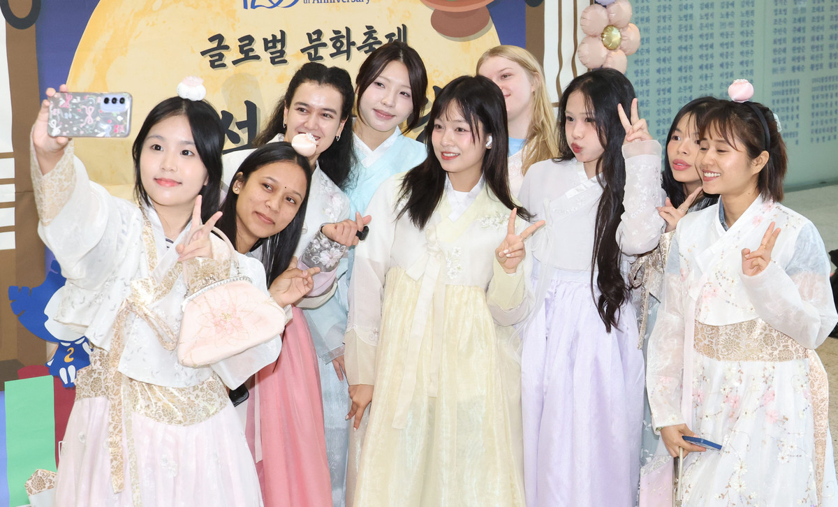 추석 명절을 앞둔 22일 서울 용산구 숙명여대 백주년기념관 글로벌라운지에서 열린 '글로벌 문화축제, 추석 한마당'에서 한복을 곱게 차려 입은 외국인 학생들이 셀카를 찍고 있다.