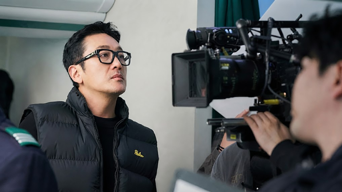 건물주의 짐을 내려놓고, 카메라 앞에서 예술가로서의 호흡을 가다듬는 유연한 태도.&nbsp;워크하우스컴퍼니 제공