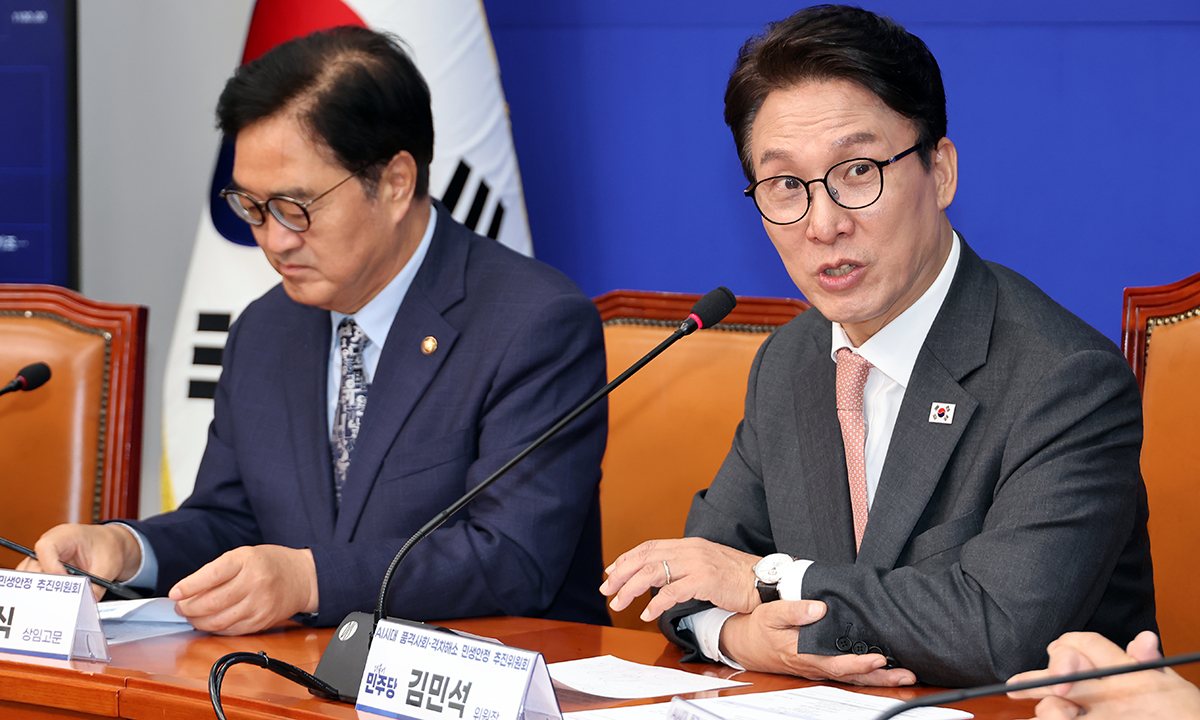 더불어민주당 김민석 대표가 22일 국회 당대표회의실에서 열린 AI시대 품격사회·격차해소 민생안정 추진위원회(약칭 품격민생위) 발족식에서 발언하고 있다. 연합뉴스