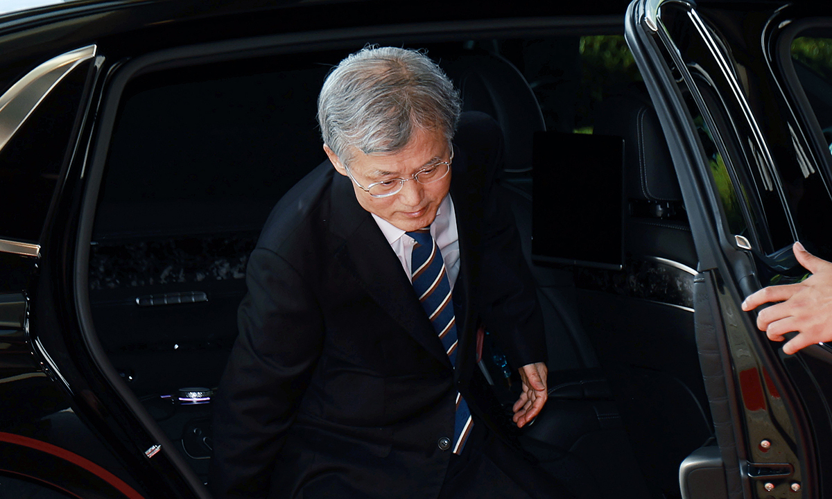 출근하는 曺 조희대 대법원장이 23일 서울 서초구 대법원 청사로 출근하고 있다. 전날 입장문을 통해 이재명 대통령의 대법관 후보자 재제청 요청을 거절한 조 대법원장은 이날도 재차 입장문을 내 “‘제청 과정에 절차적 흠결이 존재한다’는 사유는 수긍하기 어렵다”며 청와대 입장을 반박했다. 뉴스1