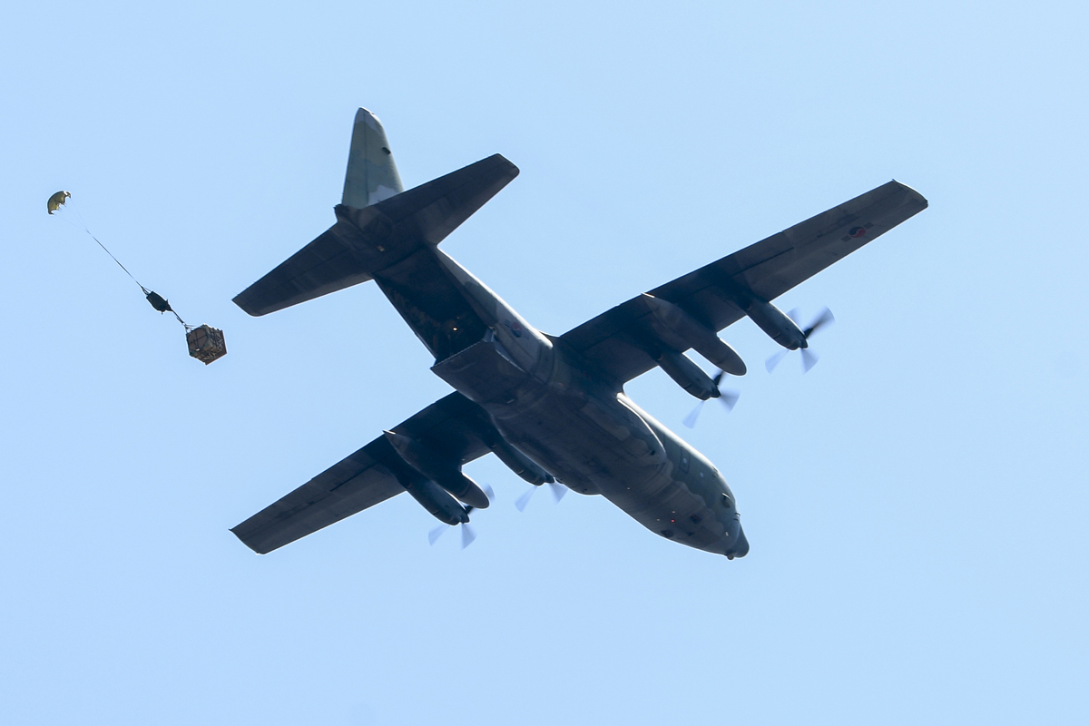 공군 C-130 수송기에서 화물이 투하되고 있다. 세계일보 자료사진