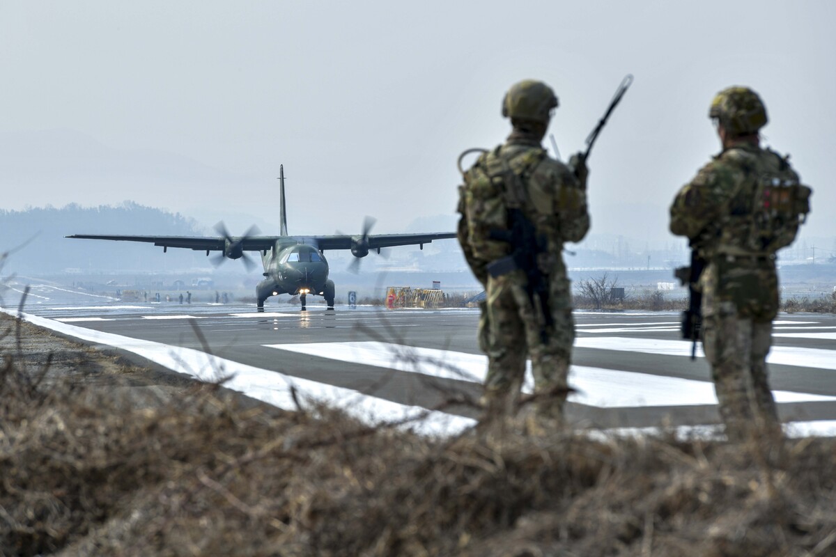 공군 C-130 수송기에서 천궁 지대공미사일이 하역되고 있다. 세계일보 자료사진