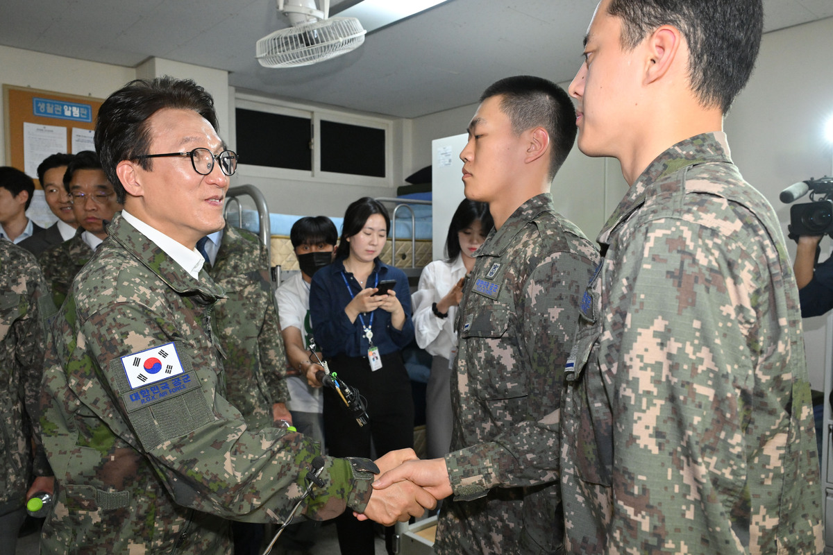 추석 연휴를 하루 앞둔 23일 더불어민주당 김민석 대표(왼쪽)가 경기 김포에 있는 공군 제3미사일방어여단 예하 부대를 방문해 전입 신병과 악수하고 있다. 김포=국회사진기자단