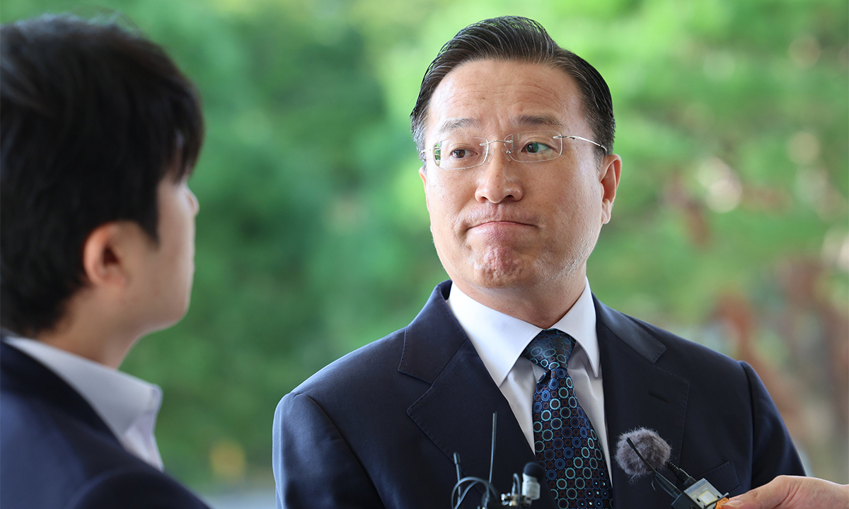 [서울=뉴시스] 권창회 기자 = 이정현 검찰총장 직무대행이 23일 서울 서초구 대검찰청으로 출근하며 취재진을 바라보고 있다. 2026.09.23. kch0523@newsis.com