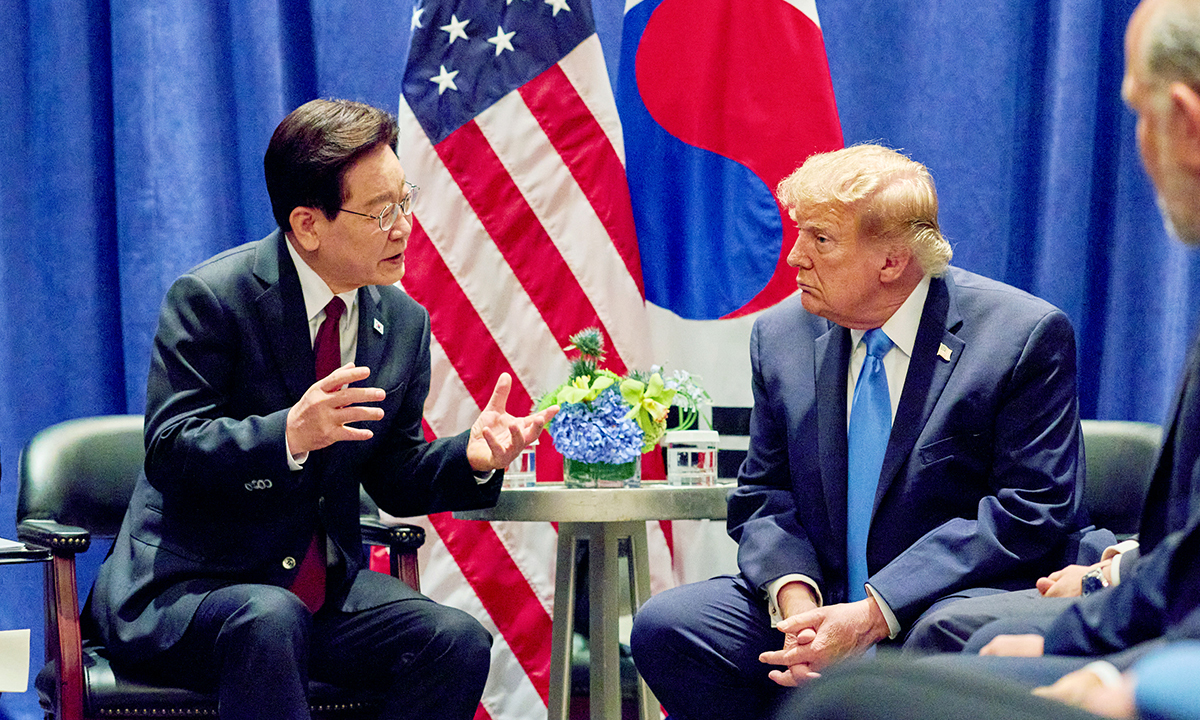 이재명 대통령과 도널드 트럼프 미국 대통령이 22일(현지시간) 뉴욕 한 호텔에서 유엔(UN) 총회를 계기로 정상회담을 하고 있다. 뉴스1