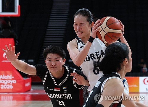24일 일본 나고야 아이치 인터내셔널 아레나에서 열린 2026 아이치·나고야 아시안게임 여자 농구 한국과 인도네시아의 8강전. 한국 최이샘이 돌파를 시도하고 있다.