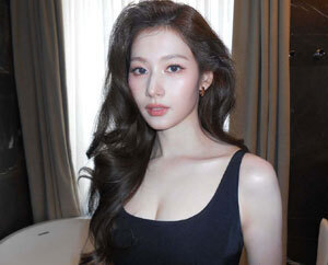 트와이스 사나, 여신 미모에 섹시미까지…민소매 입고 뽐낸 글래머 몸매