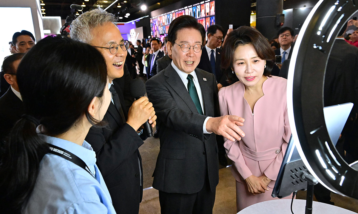 이재명 대통령과 김혜경 여사가 25일(현지시간) 멕시코시티 월드트레이드센터에서 열린 K-엑스포 아모레퍼시픽 부스를 찾아 김승환 대표이사의 설명을 들으며 AI피부진단테스트기 체험을 하고 있다. 연합뉴스