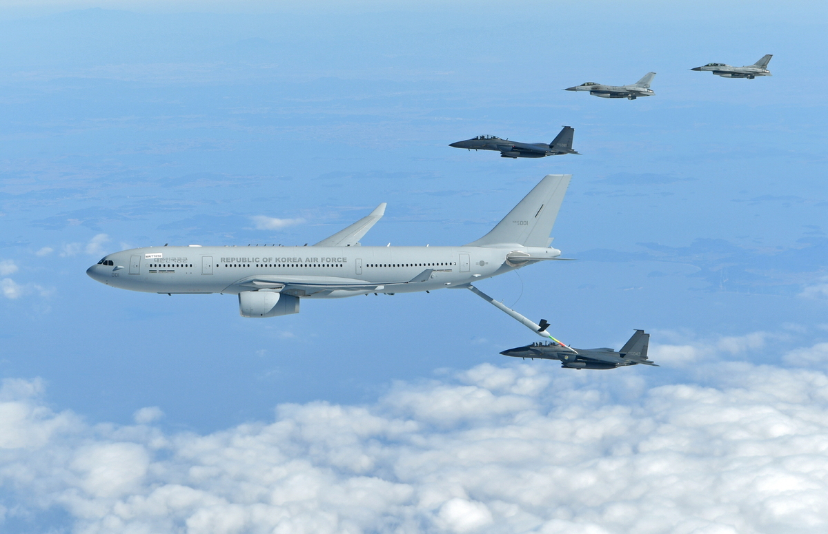 공군 KC-330 공중급유기가 F-15K 전투기에 급유를 하고 있다. 세계일보 자료사진