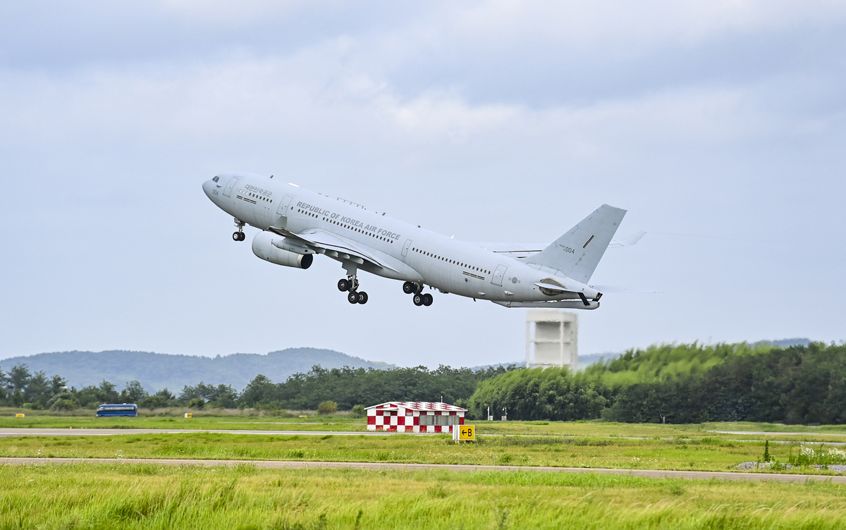 공군 KC-330 공중급유기가 이륙하고 있다. 세계일보 자료사진