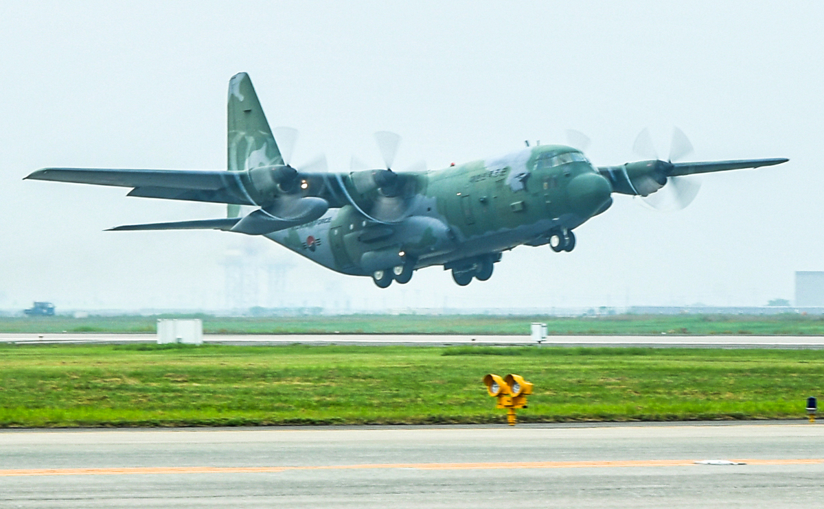 공군 C-130 수송기가 활주로에서 이륙하고 있다. 세계일보 자료사진