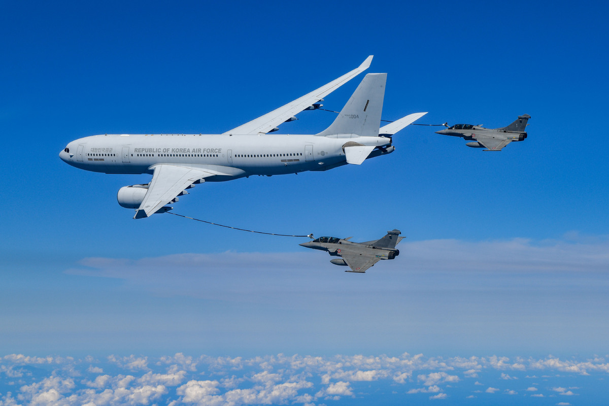한·프랑스 연합공중훈련에서 공군 KC-330 공중급유기가 프랑스 공군 라팔 전투기 2대에 동시에 급유를 하고 있다. 공군 제공