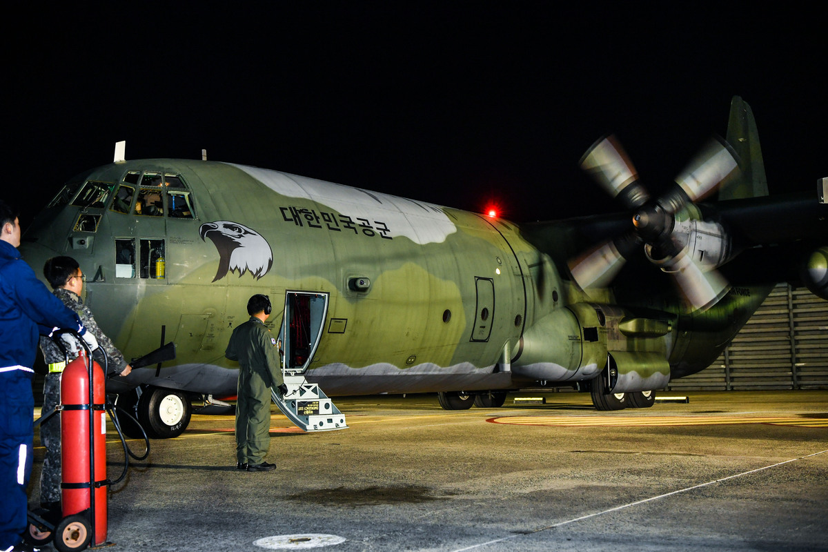 공군 C-130 수송기가 야간 이륙을 준비하고 있다. 세계일보 자료사진