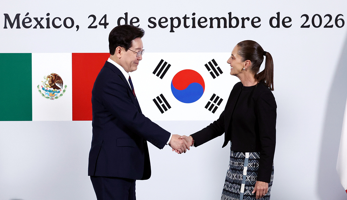이재명 대통령과 클라우디아 셰인바움 멕시코 대통령이 24일(현지 시간) 멕시코 멕시코시티 대통령궁에서 열린 한-멕시코 공동언론발표를 마치고 악수를 하고 있다. 뉴시스