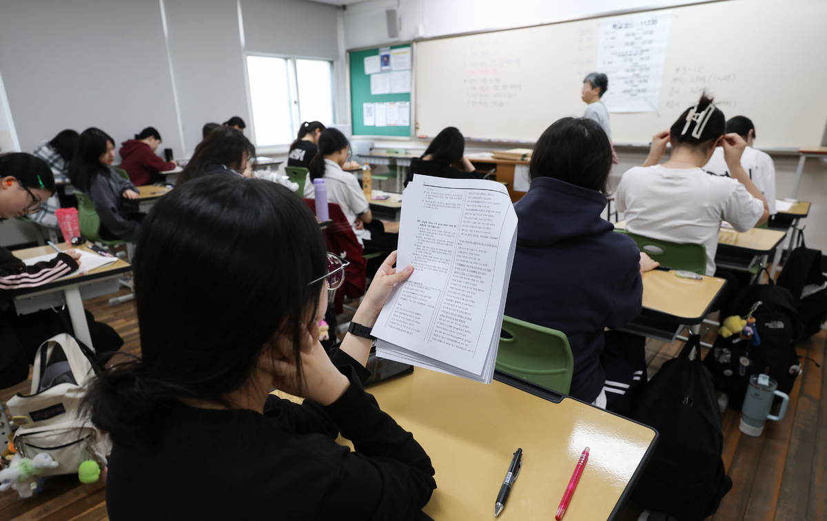 지난 6월4일 오전 서울 마포구 서울여고에서 수험생들이 2027학년도 대학수학능력 6월 모의고사를 치르고 있다.&nbsp;사진공동취재단