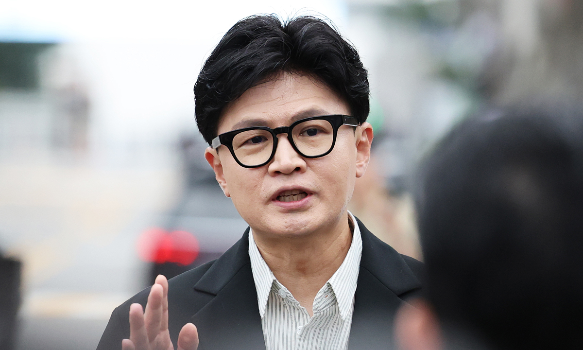 한동훈 무소속 의원이 지난 24일 서울 용산구 국방부 앞에서 기자회견을 열고 'DMZ 지뢰 폭발' 현장 조사를 촉구하는 1인 시위를 하고 있다. 뉴스1