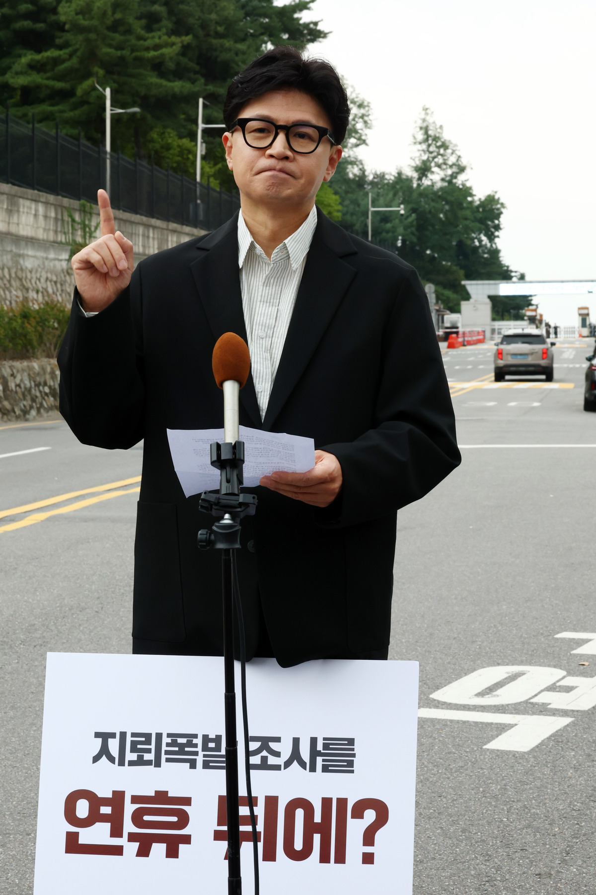 한동훈 무소속 의원이 24일 서울 용산구 국방부 앞에서 비무장지대(DMZ) 지뢰 추정 폭발 사고와 관련해 즉각 조사를 촉구하는 1인 시위를 하고 있다. 뉴시스