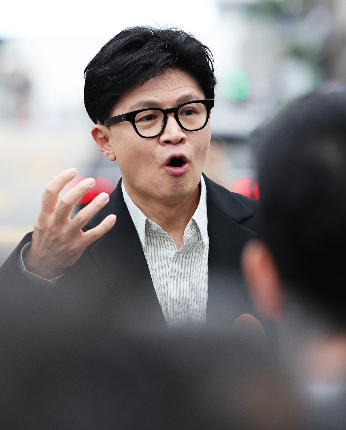 한동훈 무소속 의원이 24일 오후 서울 용산구 국방부 앞에서 기자회견을 열고 'DMZ 지뢰 폭발' 현장 조사를 촉구하는 1인 시위를 하고 있다. 뉴스1