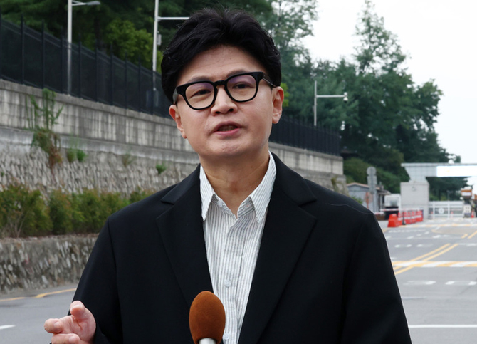 與도 ‘한동훈 당게’ 공세<br>韓 “더불어 윤어게인당이냐”