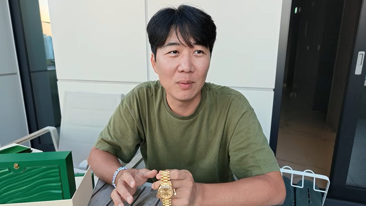 아나운서 출신 방송인 도경완이 아내인 가수 장윤정이 소장하고 있는 고가의 명품 시계를 공개해 눈길을 끌었다. 도장TV