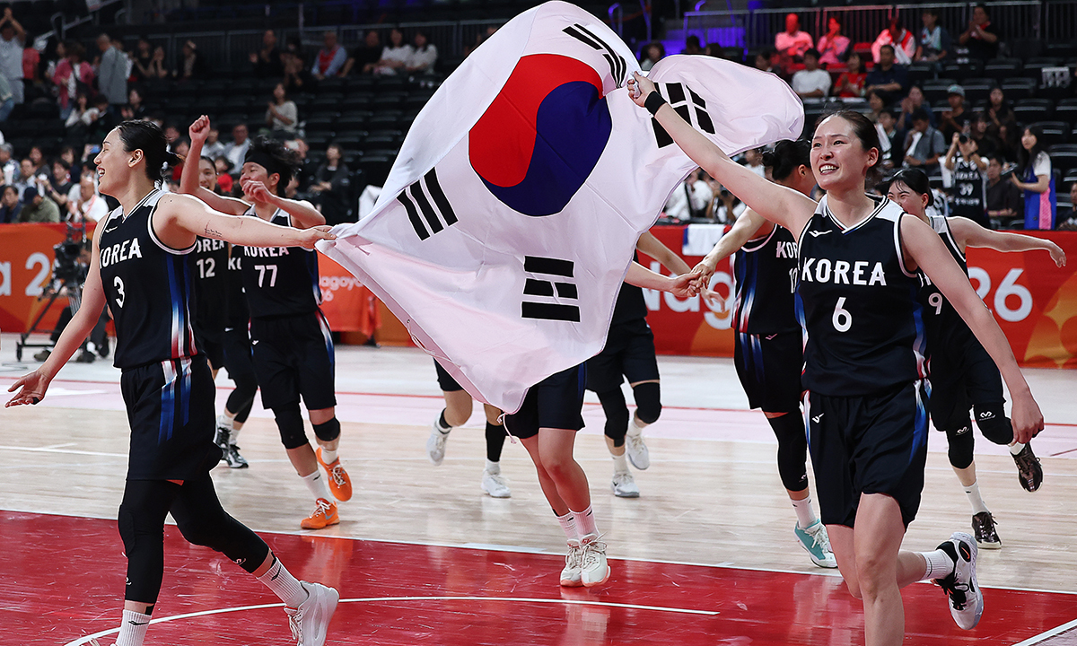 지난 26일 일본 나고야 아이치 인터내셔널 아레나에서 열린 2026 아이치·나고야 아시안게임 여자 농구 한국 대 일본 결승. 승리를 거둔 대한민국 선수들이 환호하고 있다. 연합뉴스