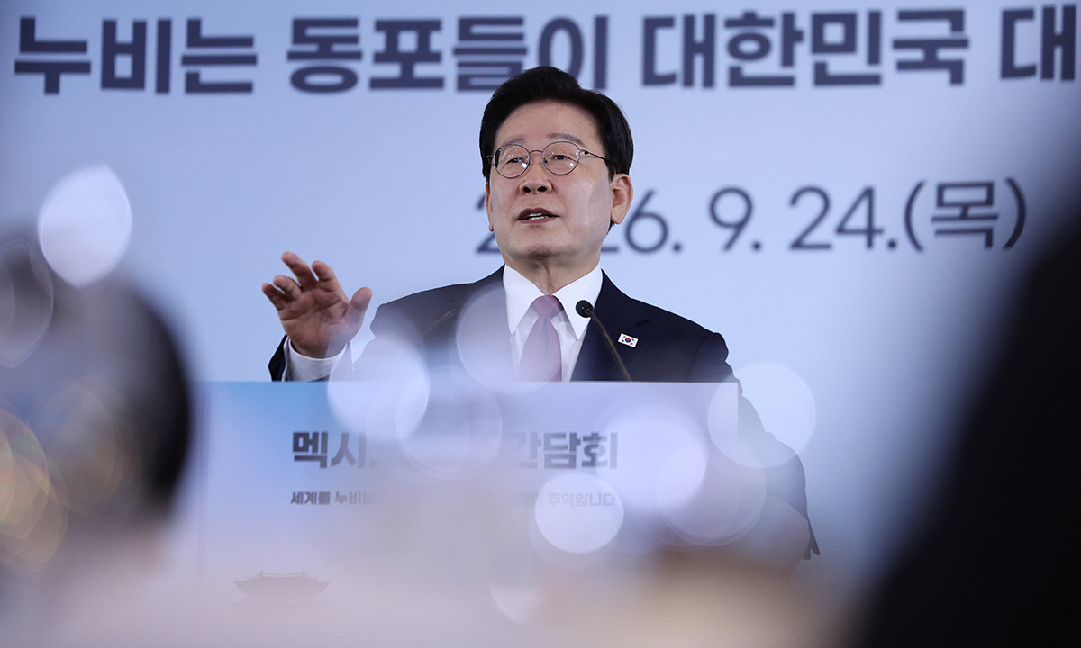 이재명 대통령이 지난 24일(현지시간) 멕시코 한 호텔에서 열린 동포 만찬간담회에서 인사말을 하고 있다. 연합뉴스