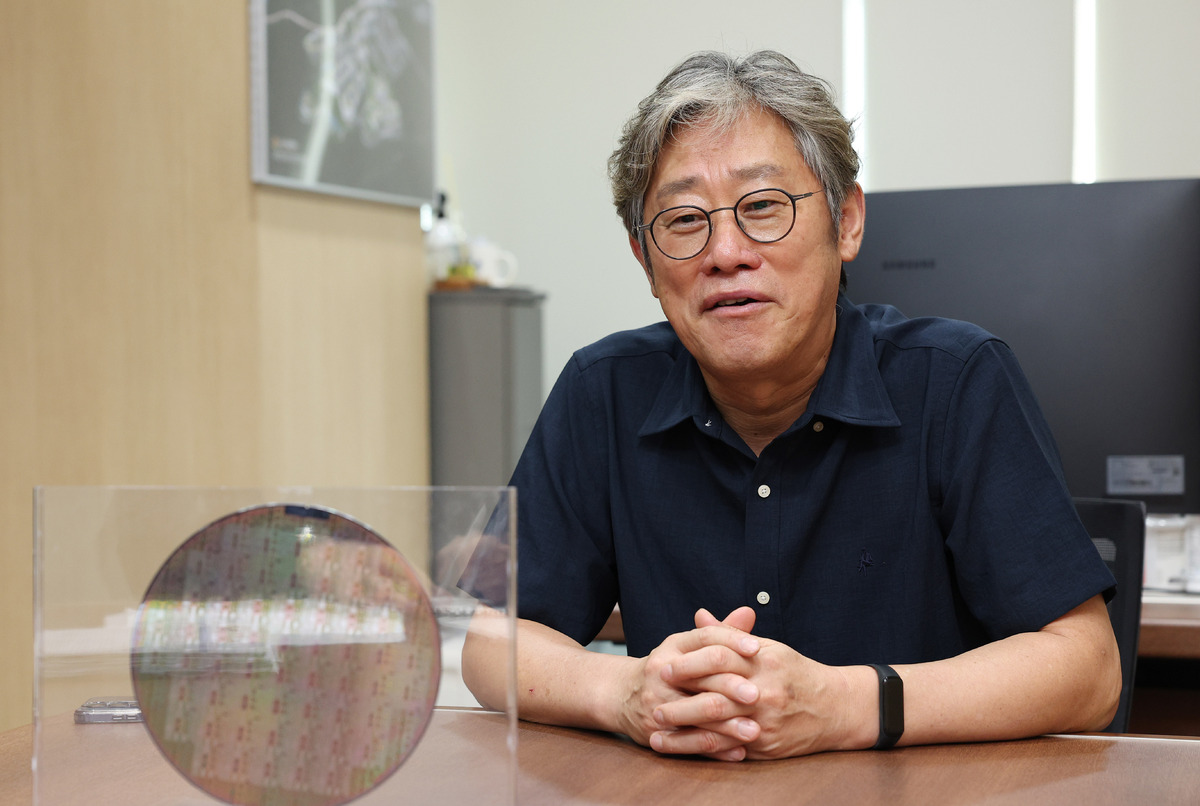안기현 한국반도체산업협회 사무국장(전무)이 지난 8일 경기 성남 판교에 있는 협회 사무실에서 산업스파이 가중처벌에 관한 특별법안 입법 필요성을 설명하고 있다. 성남=남정탁 기자