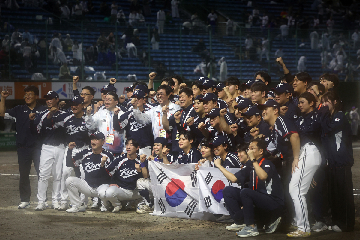 27일 일본 아이치현 도요하시 시민구장에서 열린 2026 아이치·나고야 아시안게임 결승 한국과 일본의 경기. 승리하며 금메달을 획득한 한국 선수들이 기념촬영을 하고 있다. 연합뉴스
