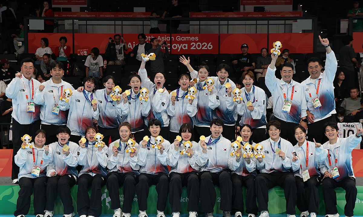 지난 27일 일본 아이치현 이나자와 엔트리오에서 열린 2026 아이치·나고야 아시안게임 여자 핸드볼 결승전에서 일본을 꺾고 금메달을 따낸 대한민국 선수들이 메달을 들어 보이고 있다. 연합뉴스