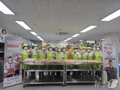 지난 17일 가수 정동원 팬카페 '우주총동원' 회원들이 대한적십자사 중앙봉사관에서 제빵봉사를 하고 기념촬영을 하고 있다. 대한적십자사 서울지사 제공