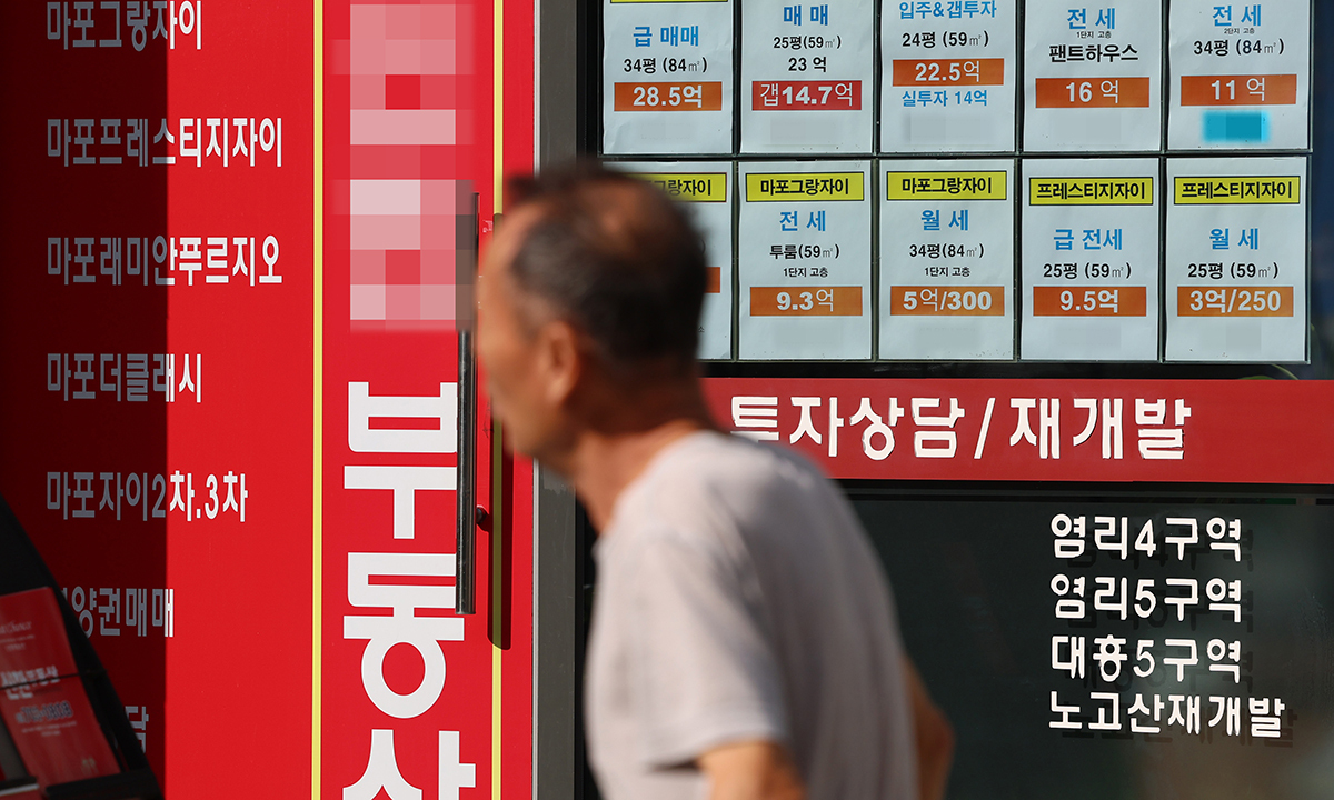 서울 외곽지역 아파트 전셋값이 상승세를 보이는 것으로 나타난 28일 서울 마포구의 한 공인중개사무소에 아파트 매물 안내문이 붙어 있다. 국토교통부 실거래가 공개시스템에 따르면 은평구와 동대문구, 성북구 등에서 전용면적 59㎡ 아파트 전세가 잇따라 8억 원대를 넘어섰으며, 마포구에서는 10억 원에 육박하는 거래도 나왔다. 뉴시스