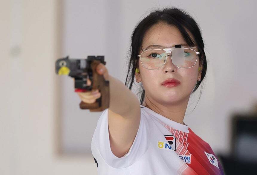 대한민국 사격 대표팀 봉서린이 지난 10일 충북 진천군 국가대표선수촌에서 열린 제20회 아이치-나고야 아시안게임 사격 미디어데이에서 훈련하고 있다. 진천=연합뉴스