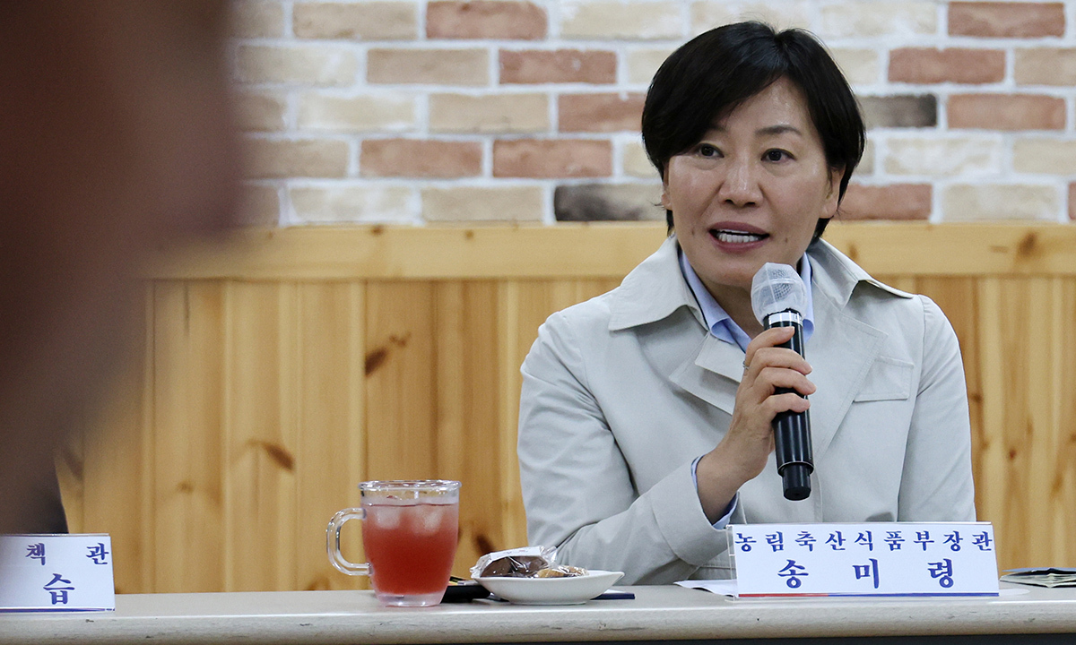 송미령 농림축산식품부 장관이 지난 22일 오후 충남 홍성 문당환경 정보화 마을을 찾아 농지전수조사와 관련한 현장 농업인 간담회를 하고 있다. 연합뉴스