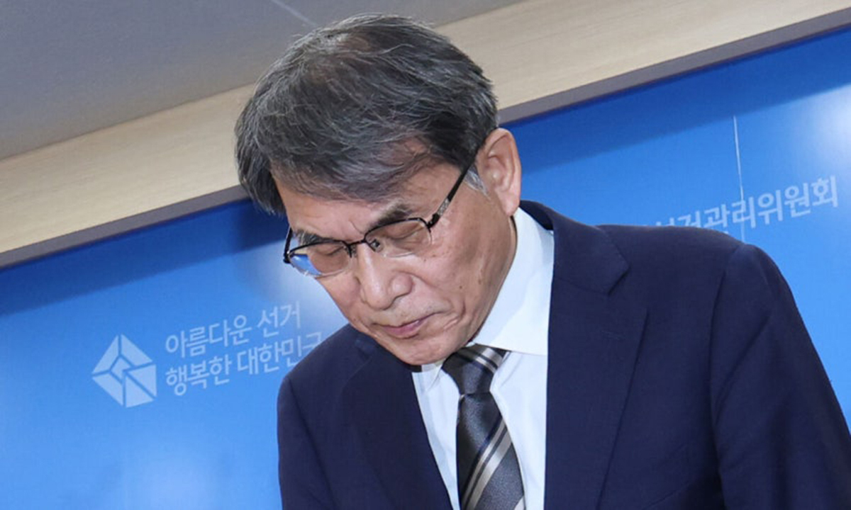 노태악 전 중앙선거관리위원장이 6·3 지방선거 이틀 뒤인 지난 6월5일 경기&nbsp;과천시 중앙선관위에서 투표용지 부족 사태 관련 대국민 사과를 하며 고개를 숙이고 있다. 과천=연합뉴스