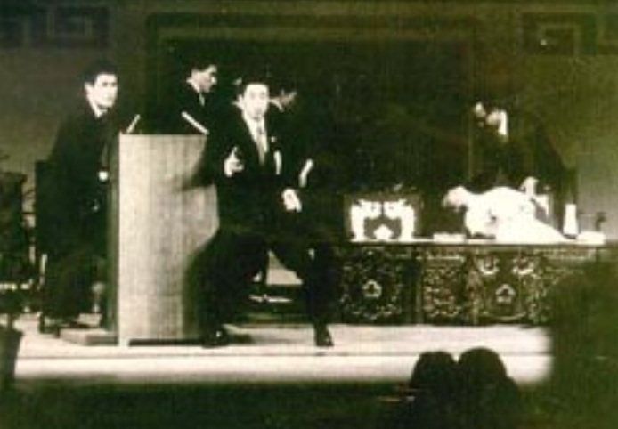 1974년 8월15일 세종문화회관에서 열린 광복절 기념식 당시 괴한의 저격으로 행사장이 아수라장으로 돌변한 모습. 대통령 경호실 요원들이 단상 위로&nbsp;뛰어올라&nbsp;추가 피격을 막는 가운데 오른쪽으로 총에 맞아 쓰러진 흰색 한복 차림의 육영수 여사가 보인다. 세계일보 자료사진