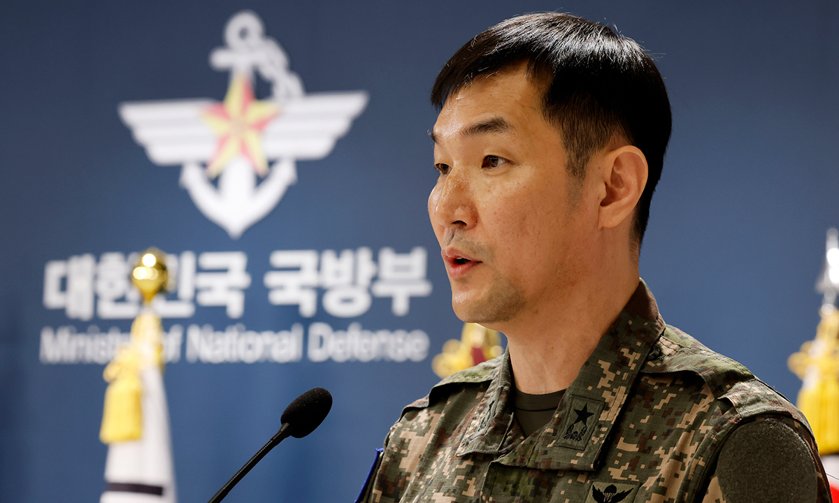 황주봉 합동참모본무 작전1처장이 28일 서울 국방부 브리핑실에서 DMZ 지뢰 폭발 현장조사 등 정례브리핑에서 취재진의 질문에 답하고 있다. 뉴시스