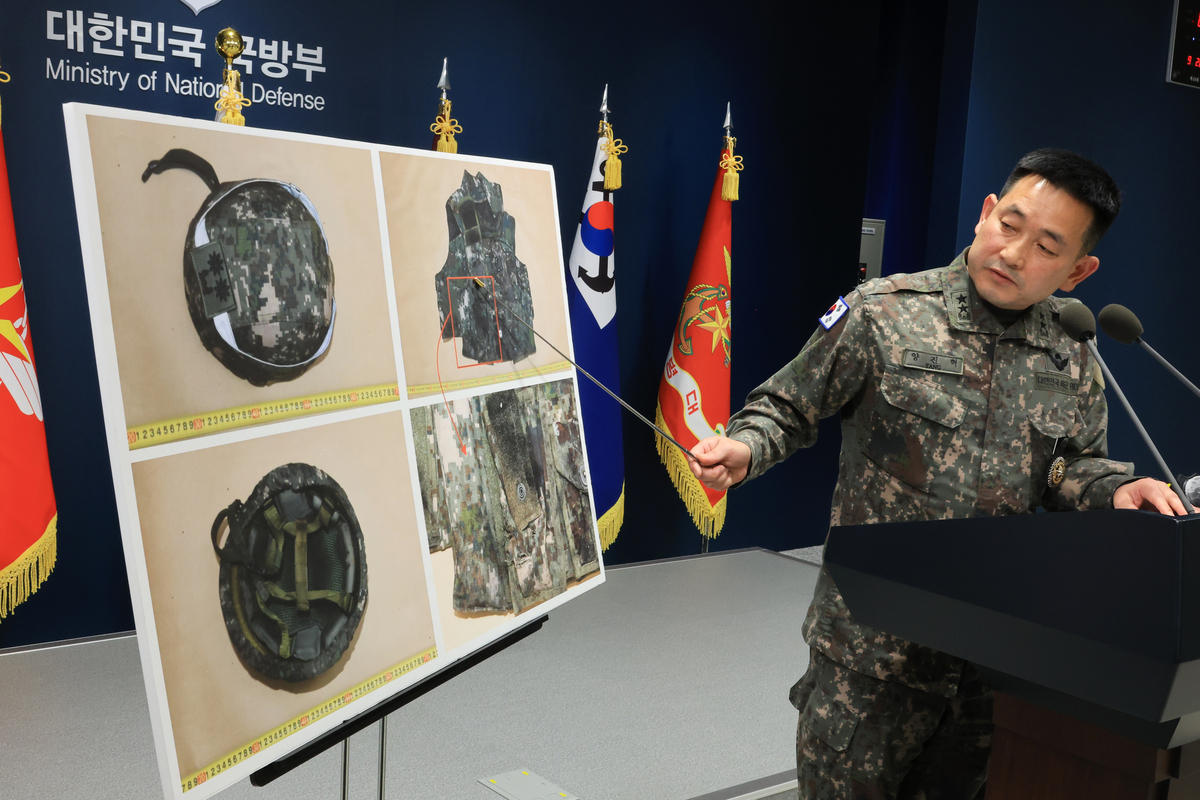 양진혁 합동참모본부 작전부장이 28일 서울 용산구 국방부에서 열린 '비무장지대 지뢰 추정 폭발 사고' 관련 브리핑에서 관련 자료를 설명하고 있다.