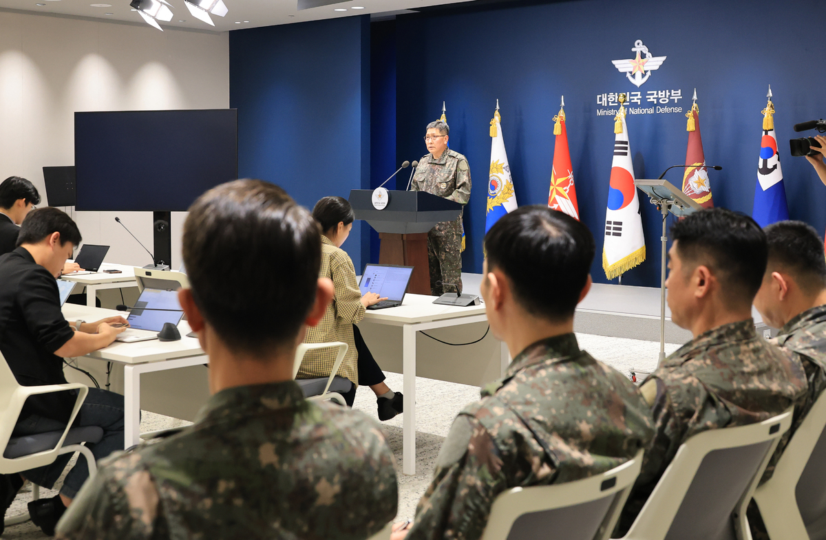 권대원 합동참모본부 차장이 28일 서울 용산구 국방부에서 '비무장지대 지뢰 추정 폭발 사고' 관련 브리핑을 하고 있다.