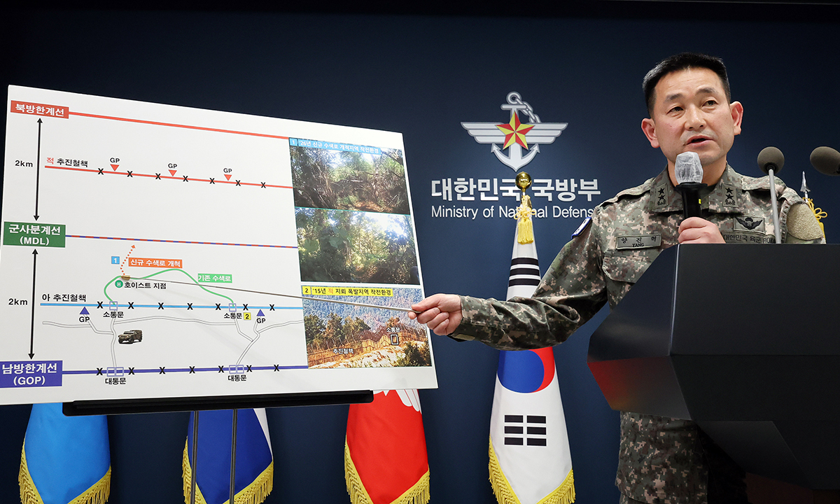 사고 현장 브리핑 양진혁 합동참모본부 작전부장이 28일 서울 용산구 국방부 브리핑실에서 지난 21일 발생한 비무장지대(DMZ) 폭발 사고 현장의 위치를 보여주는 자료를 설명하고 있다. 우리 군은 폭발사고가 북한군 지뢰에 의한 것일 가능성이 높다고 판단하며 상응한 조치를 취하겠다고 강조했다. 뉴스1