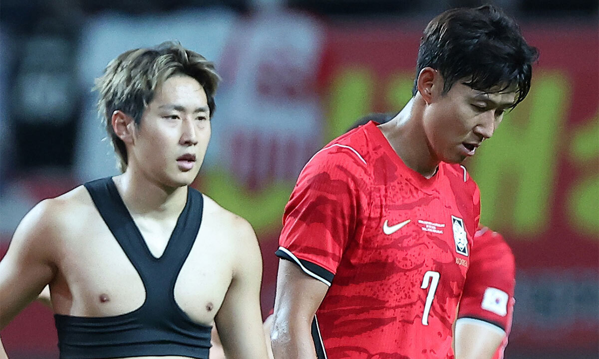 28일 서울 마포구 서울월드컵경기장에서 열린 축구 국가대표팀 평가전 대한민국과 우루과이의 경기에서 1-4로 패배한 대한민국 손흥민과 이강인이 아쉬워하고 있다. 뉴스1