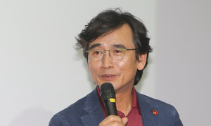 “李대통령이 국민 속였다” 유시민, 명예훼손 혐의로 피고발