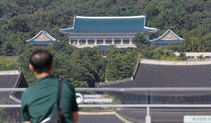 靑 “우크라 먼저 비공개 요청… 거짓발표 강력 유감” 강경 선회