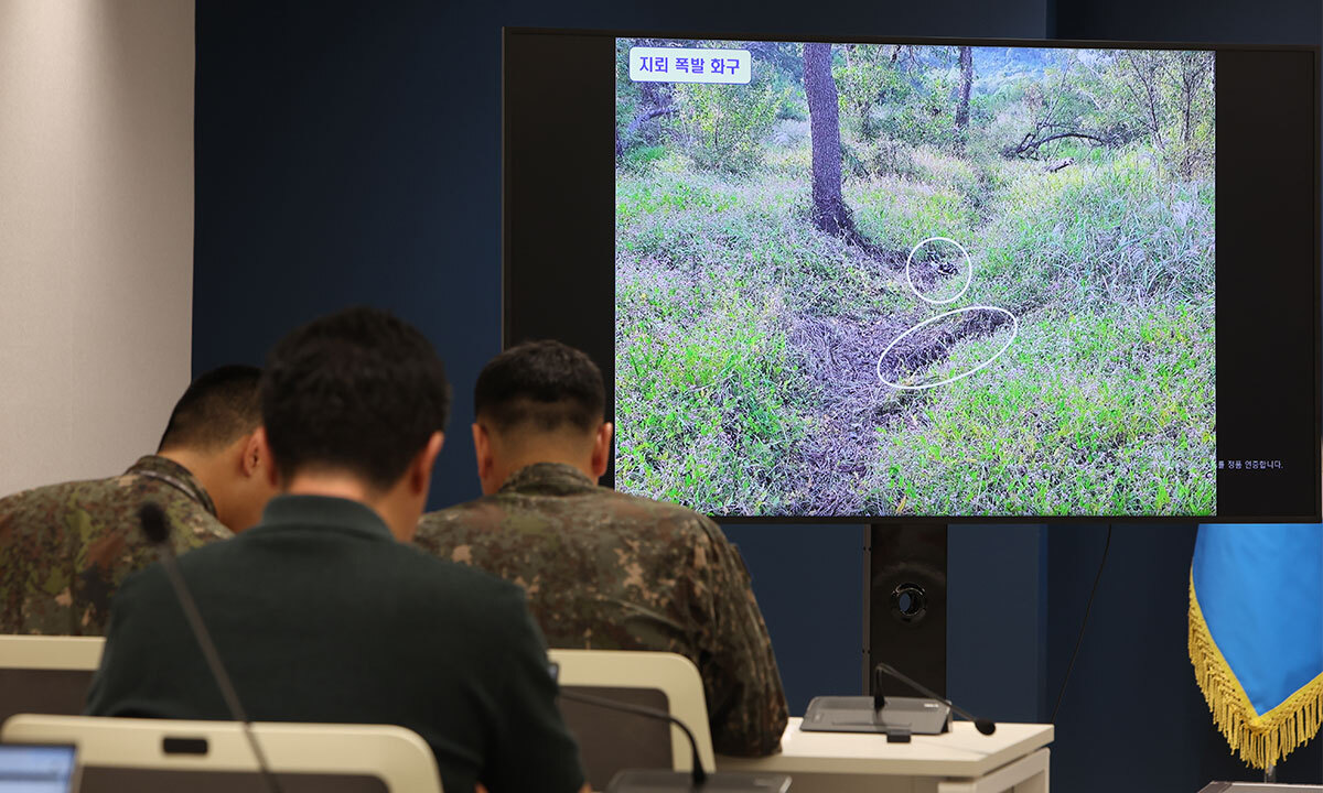 28일 서울 용산구 국방부에서 진행된 DMZ 지뢰 폭발 사고 관련 브리핑 도중 폭발 화구 사진이 공개되고 있다. 뉴시스