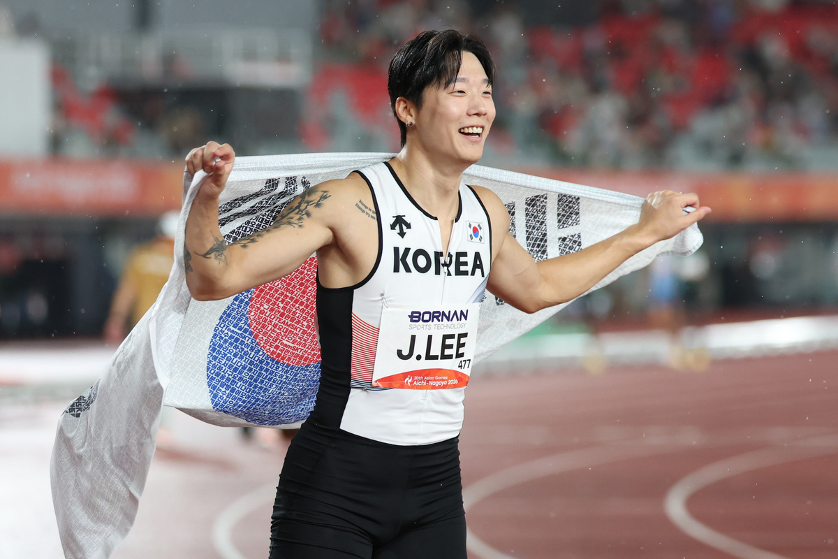 대한민국 육상 남자 400ｍ 계주 대표팀 이재성이 28일 일본 나고야 미즈호 파크 육상경기장에서 열린 2026 아이치·나고야 아시안게임 육상 남자 400ｍ 계주 결선에서 동메달을 차지한 뒤 기뻐하고 있다. 나고야=뉴시스