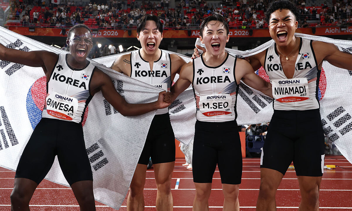 대한민국 육상 남자 400ｍ 계주 대표팀이 28일 일본 아이치현 나고야 미즈호공원 육상경기장에서 열린 2026 아이치·나고야 아시안게임 남자 400ｍ 계주 결선에서 동메달을 획득한 뒤 기뻐하고 있다. 한국은 38초43의 한국 신기록을 세웠다. 나고야=연합뉴스