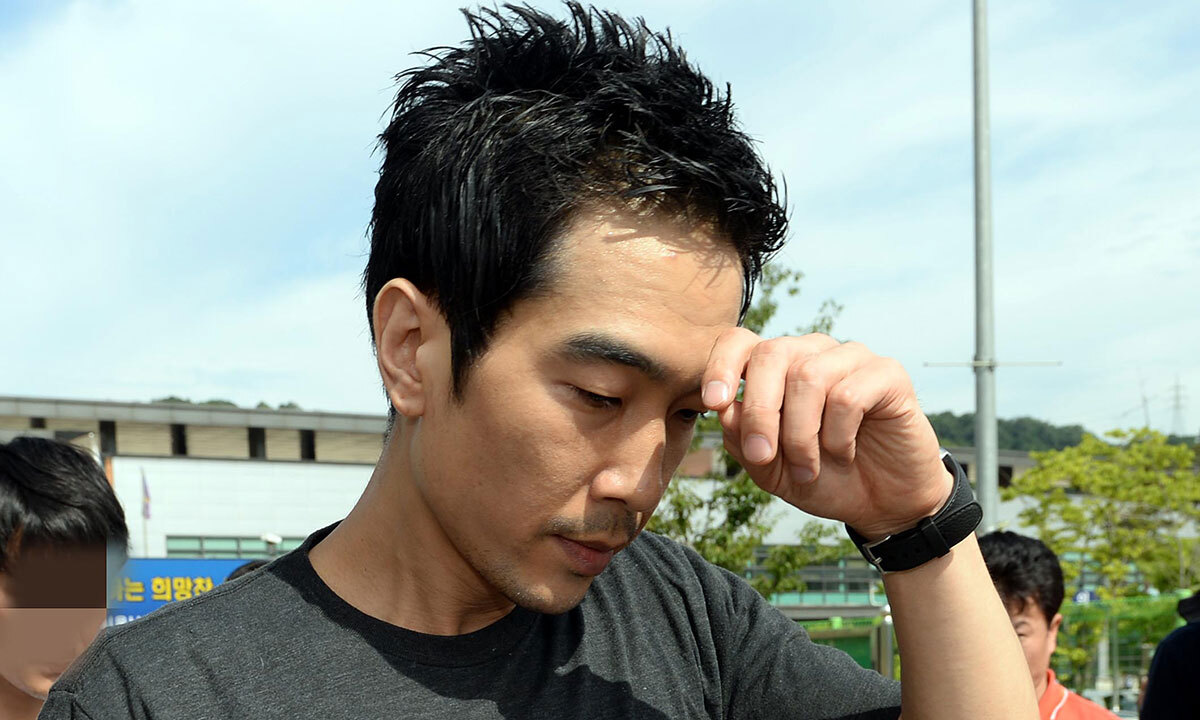 미성년자 3명을 4차례에 걸쳐 성폭행하거나 강제 추행한 혐의로 복역 중 이었던 가수 고영욱이 2015년 7월 서울 구로구 천왕동에 위치한 남부교도소에서 출소하고 있다. 뉴시스
