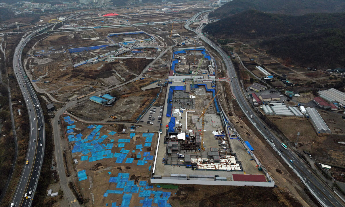 경기 남양주시 왕숙1 공공주택지구(아래)와 진접2 공공주택지구(위) 공사 현장 모습. 한국토지주택공사(LH)가 최근 5년간 신혼희망타운 일부를 뉴홈 등 다른 유형으로 변경하면서 남양주왕숙 A14블록은 898가구에서 621가구로, 진접2 A7블록은 750가구에서 710가구로 공급 물량이 줄었다. 연합