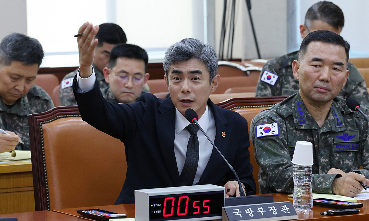 국방위서 답변하는 강 장관 강신철 국방부 장관이 29일 서울 국회 본청에서 열린 국방위원회의 서부전선 비무장지대(DMZ) 지뢰 폭발 사고 현안 질의에 참석해 의원들의 질의에 답변하고 있다. 허정호 선임기자