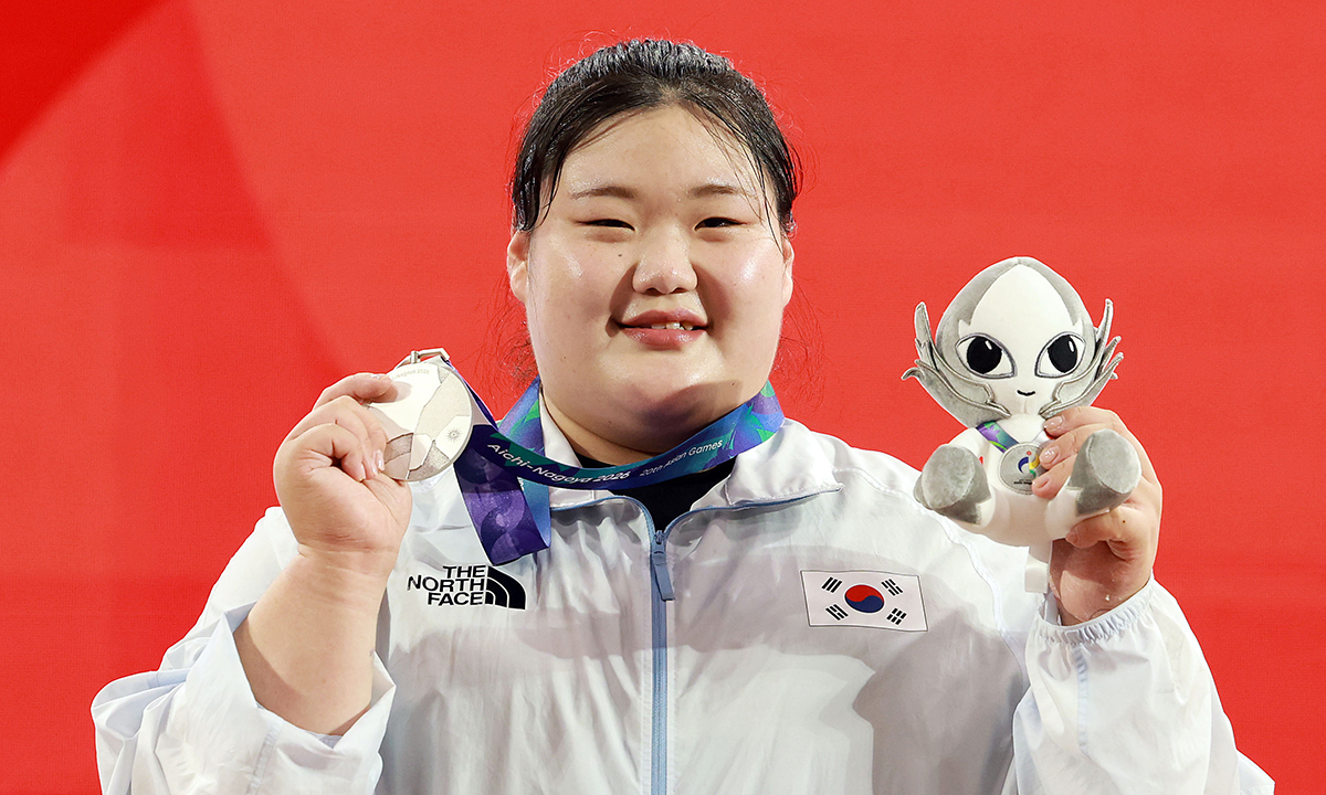 박혜정이 29일 일본 아이치현 나고야의 중소기업진흥회관에서 열린 2026 아이치·나고야 아시안게임 역도 여자 86kg 이상급 시상식에서 은메달을 목에 걸고 기념촬영을 하고 있다. 나고야=뉴시스